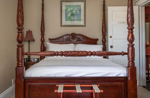 Beulah House | Inn at Beulah Beach on Crystal Lake