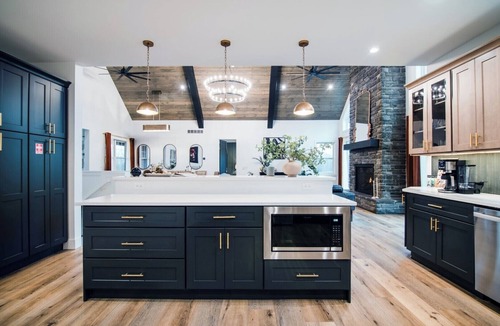 Boyne Falls House | Innsbruck Ski&Tee - Designer's Dream, Theater & Arcade & Shuffleboard & Hot Tub