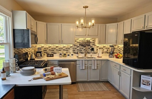 Grayslake House | Insurance & Workers | 5 Beds | Easy S