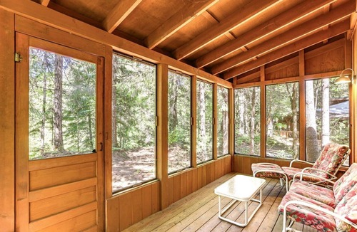 McKenzie Bridge Cabin | Intimate Creekfront Cabin with Private Sauna near Willamette National Forest