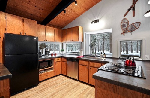 Sunriver Cabin | Intimate Modern Cabin Great for a Relaxing Experience in Oregon