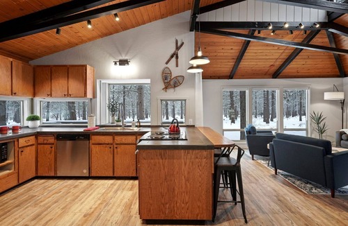 Sunriver Cabin | Intimate Modern Cabin Great for a Relaxing Experience in Oregon