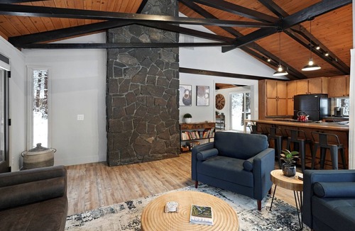 Sunriver Cabin | Intimate Modern Cabin Great for a Relaxing Experience in Oregon
