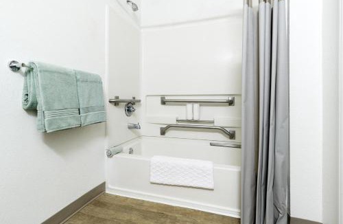 Shenandoah Hotel | InTown Suites Extended Stay Baton Rouge LA