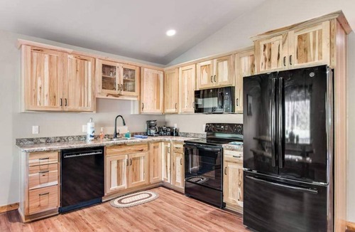 Conover House | Inviting Dog-Friendly Cabin with Hot Tub & AC