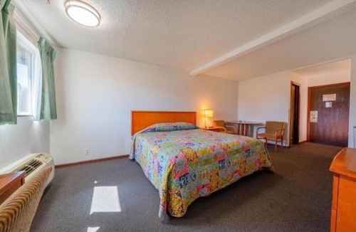 Powellhurst-Gilbert Hotel | Inviting Room with Free Parking Near Restaurants & Mount Tabor