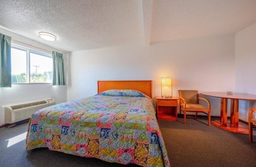 Powellhurst-Gilbert Hotel | Inviting Room with Free Parking Near Restaurants & Mount Tabor