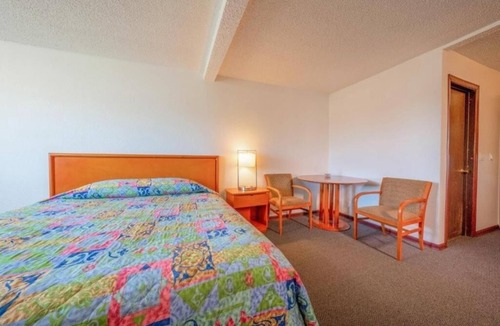 Powellhurst-Gilbert Hotel | Inviting Room with Free Parking Near Restaurants & Mount Tabor