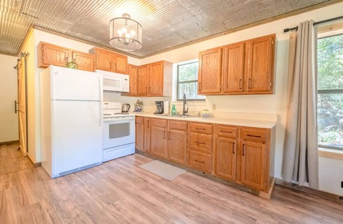 Newnata Cabin | Jack's Bend-bluff side retreat on South Sylamore Creek with fire pit & deck