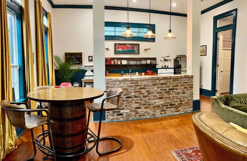 West Riverside House | Jasper's Corner Store- 2 blocks from Magazine Street