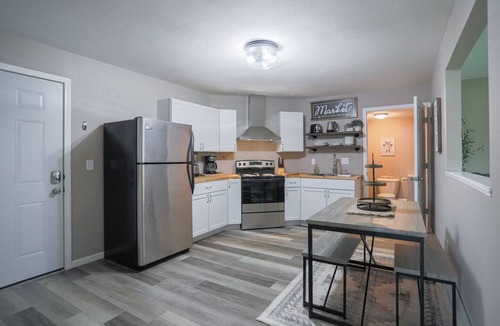 Weston Apartment | Jelinek Hideaway Unit 6 - Modern 2BR Apartment
