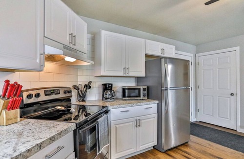 Weston Apartment | Jelinek Hideaway Unit 3 - Modern 2BR Apartment
