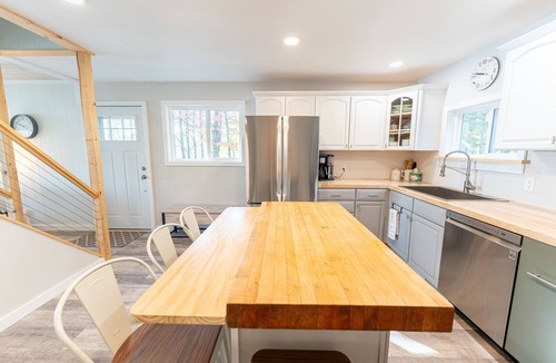 Crystal Falls House | JJ's Lakeside Hideaway: A Winter Retreat for Snowmobile Adventures