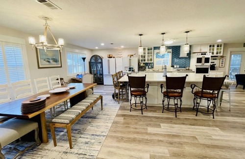 Wright House | "Juniper Junction" - Covered Pool/Entertainer’s Dream/10 Minutes from Beach
