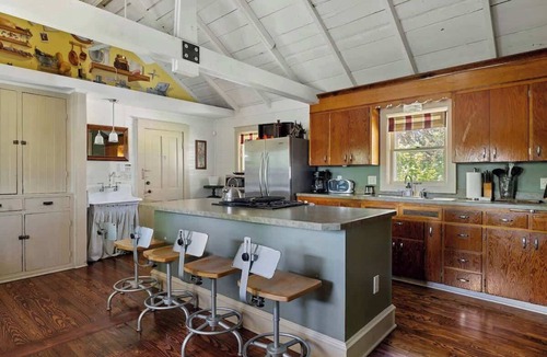 Three Oaks House | Juniper Presents The Fourth Oak: Distillery District Home w/Porch, Pets Welcome