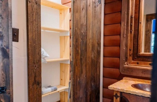 Granbury Cabin | Just Updated! Large Cabin on 4 Acres Near Granbury