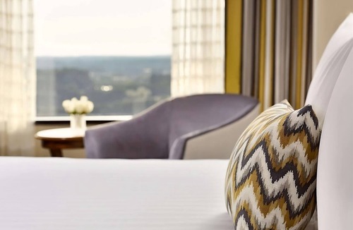 Gwinnett Place Hotel | Just What You Were Looking For! Amazing unit w/King & Sofa Bed | Pool Access