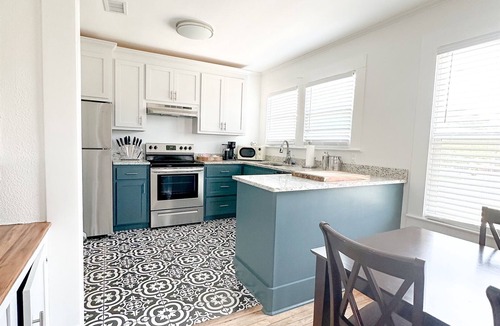Laurel Apartment | Kalmia Suite D - Downtown historic district.