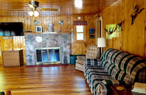 Munising Cabin | Kayak, Canoe, and paddle boat! Family-Friendly, Close To Pictured Rock