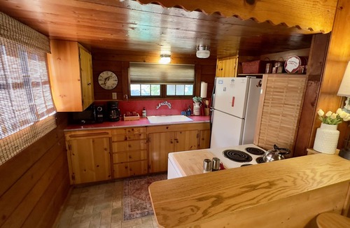 Castella Cabin | Kells Cabins, RiverCast & Upper Sac Shack together