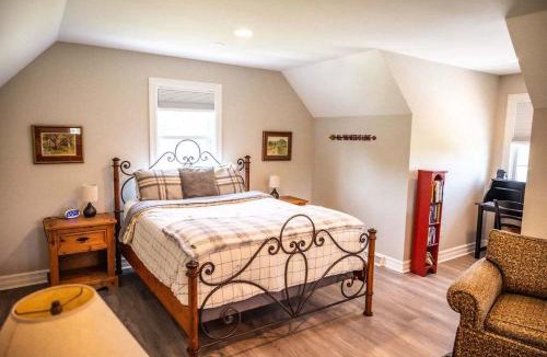 Hingham Apartment | Kettle Moraine Flat by Simple Life Rentals