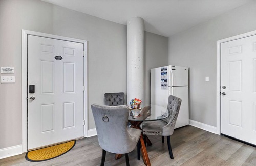 Hammond Apartment | King Bed-Large Living Room-Pool-Hot Tub
