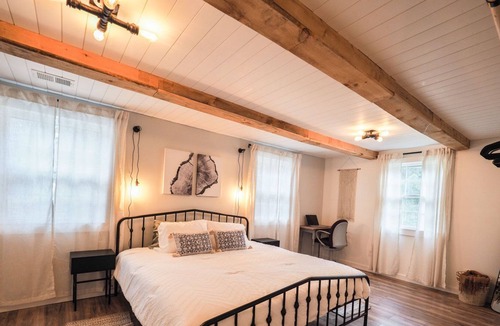 Mesick House | KING BED! No cleaning fee! Pets welcome!