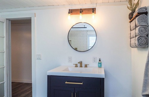 Mesick House | KING BED! No cleaning fee! Pets welcome!