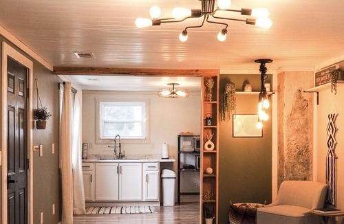 Mesick House | KING BED! No cleaning fee! Pets welcome!