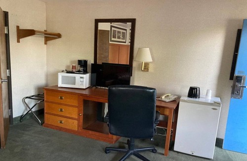 Stevenson Apartment | King Bed | Non-Smoking