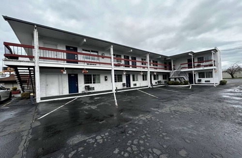 Longview Apartment | King Bed|Non-Smoking