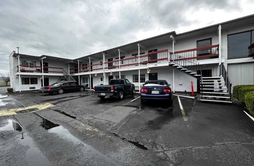 Longview Apartment | King Bed|Non-Smoking