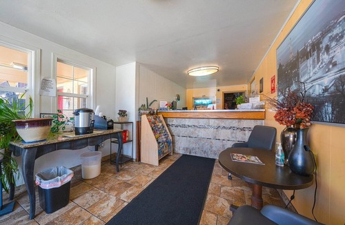 Gladstone Apartment | King Bed Non-Smoking