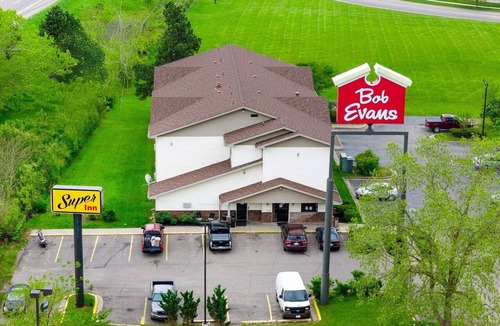 Lansing Apartment | King Bed|Non-Smoking