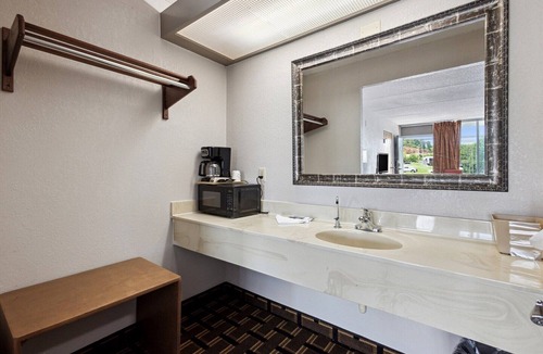 Greeneville Apartment | King Bed|Non-Smoking