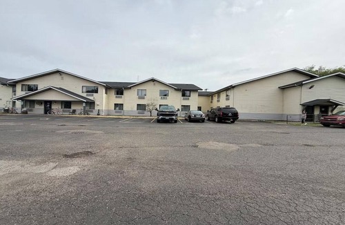 Coldwater Apartment | King Bed | Non-Smoking