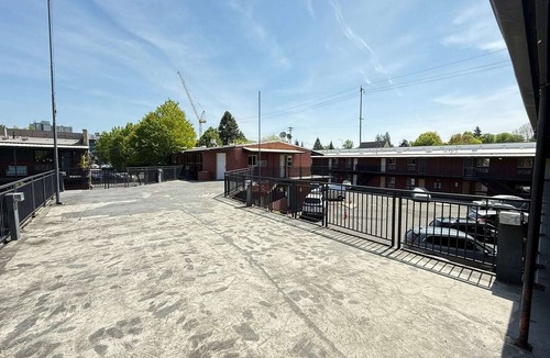 Hollywood District Apartment | King Bed Studio Non-Smoking