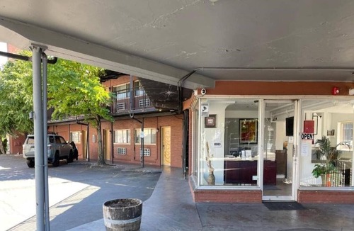 Hollywood District Apartment | King Bed Studio Non-Smoking