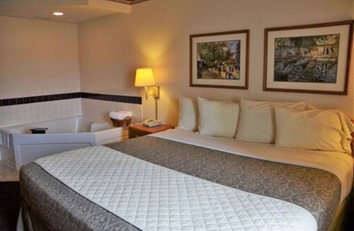 Thorp House | King Jacuzzi Room at FairBridge Inn & Suites Thorp