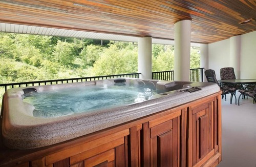 North Bonneville Resort | King Room with Courtyard View