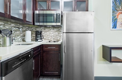 Seybold Apartment | King Studio | Free Breakfast + Airport Shuttle
