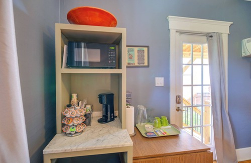 Bristol Apartment | King Studio Suite w/Walk-in Shower Pet Friendly