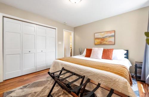 Warsaw Apartment | King Suite 2 Full Baths Stocked Kitchen