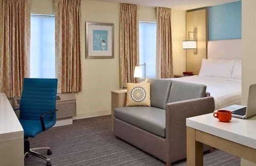 Auburn Hills Hotel | Kitchenette, Outdoor Pool, Free Breakfast, Convenient Stay at Auburn Hills!