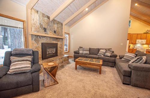 Tahoma House | Knobcone Cabin by Hauserman Rental Group