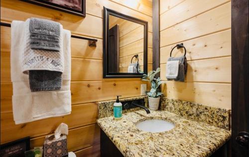 Hochatown House | Knotty and Nice Luxury Cabin