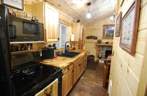 Paradise Estates Cabin | Knotty Shack Cabin-Unique Log Cabin with Hot Tub