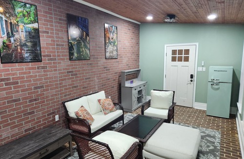 South 7th Ward House | La Maison De La CournLovely 4 bdr, 4 bath cottage, 6 TVs, WiFi, 2 washer/dryer.