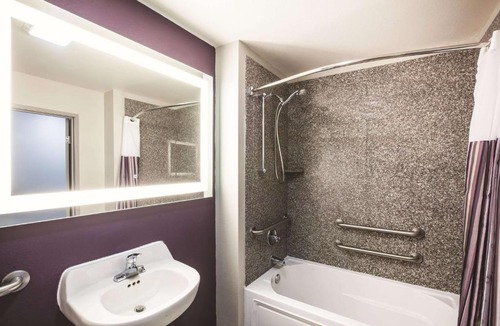 Walker Hotel | La Quinta by Wyndham Walker - Denham Springs