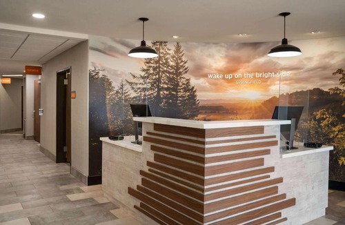 Springfield Hotel | La Quinta Inn & Suites by Wyndham Springfield